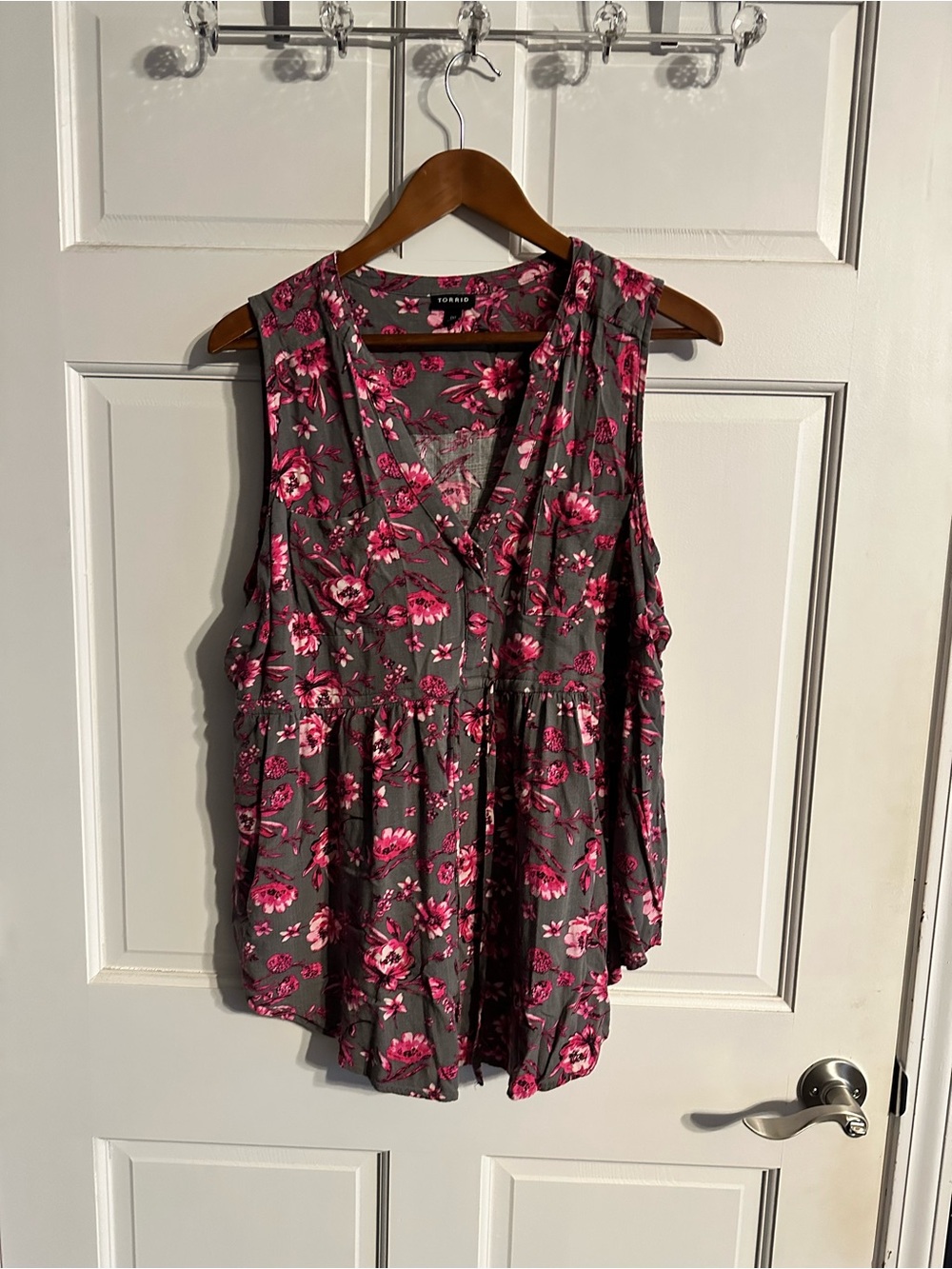 Size 00 torrid Gray Pink Floral Sleeveless V-Neck waist adjustable Tank